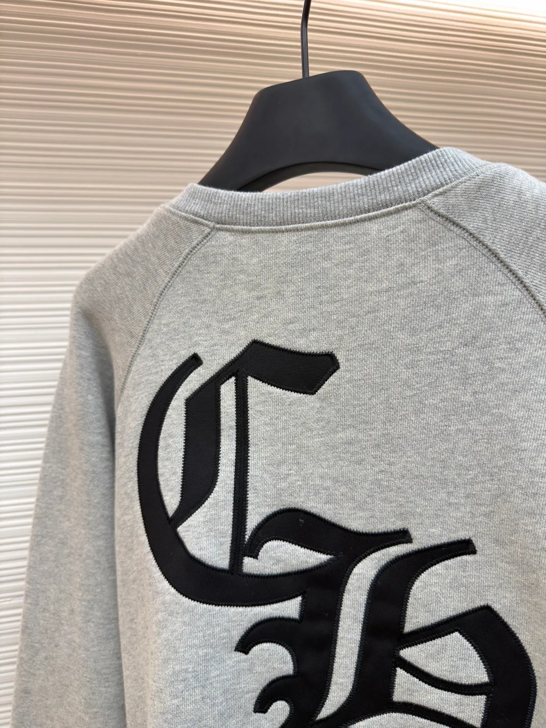 Chrome Hearts Logo Round Neck Sweatshirt ●Original: Purchased and developed for 29300 ●Item No.: 1682056-A75 ●Fabric: Interwoven air cotton fabric ●Technology: Patch embroidery production ●Color: Gray ●Version: Fitted version ●Weight: about 790 grams ●Size: S-M-L-XL ●Description: Customized heavy fortress interwoven air cotton, full texture, thick and solid, with classic black as the curtain It gives a deep sense of luxury. With the Kro heart cross appliqué decoration on the chest, it becomes the ultimate interpretation of the dark Gothic style. The CH Gothic font is the finishing touch on the back page, letting the totem become your spiritual punctuation. The logo iron plate sways slightly with the swing of the body, adding a sense of movement and vitality. It is unobtrusive but has an indescribable aura. It interprets the perfect blend of retro and luxury, using imported machine appliqué technology and using advanced computer control systems and precision mechanical components. Realize the Chrome Hearts logo patch embroidery operation, showing an embroidery effect with both clarity and three-dimensionality. The fabrics have been washed and have a better hand feel. It is not easy to deform, not easy to shrink, not easy to fade, and maintains long-term beauty. The overall wiring is straight and delicate, the fabric is comfortable and soft, and the color is consistent without color difference. It can be matched with the same style to create a fashionable look and control various occasions. Customized accessories, complete with three standards, same style for men and women!